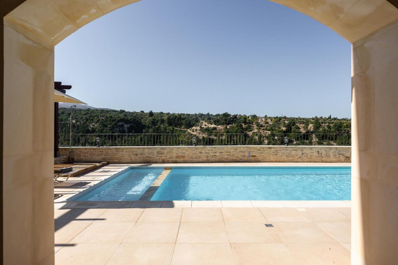 Ilys Home, A Country-chic Retreat With Pool & Bbq, By Thinkvilla * Margarítai